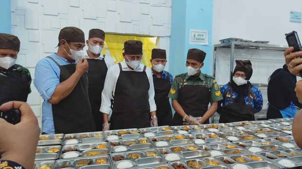 Walkot Prabumulih Arlan meninjau dapur di SPPG Prabumulih Timur