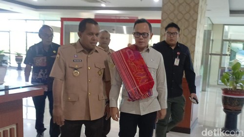 Wamendagri Bima Arya bersama Gubernur NTT Melki Laka Lena berbincang sebelum merilis protal Sasandi di Kupang, Selasa (14/10/2025).