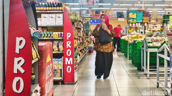 Warga Kian Hemat, Supermarket di Jakarta Jadi Sepi Pembeli Suasana di sejumlah supermarket kawasan Jakarta tampak lengang. Hanya beberapa pengunjung yang tampak berbelanja di antara deretan rak produk kebutuhan rumah tangga. Kondisi ini menjadi gambaran nyata melemahnya daya beli masyarakat yang belum sepenuhnya pulih.