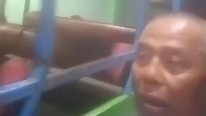 Warga mengeluhkan antar pasien dengan menggunakan odong-odong di Solokanjeruk, Kabupaten Bandung