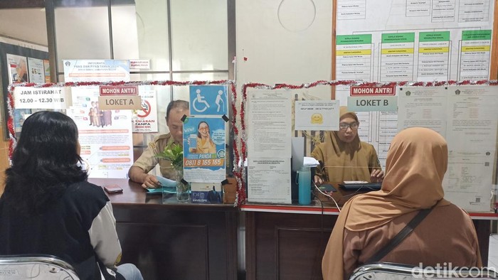 Warga pengajuan reaktivasi usai dicoret BPI JKN di Kantor Dinsos Kabupaten Blitar