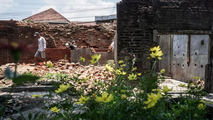 Petugas Balai Pelestarian Kebudayaan (BPK) Jawa Tengah melakukan rehabilitasi situs cagar budaya bangunan Beteng Keraton Kartasura di Sukoharjo, Jawa Tengah, Selasa (14/10/2025). Rehabilitas situs Beteng Keraton Kartasura tersebut untuk mengembalikan bentuk asli bangunan benda cagar budaya yang telah rusak agar kembali sesuai dengan keaslian bahan, bentuk, dan tata letak dengan teknik pengerjaan untuk memperpanjang usia dan memulihkan nilainya secara ilmiahnya. ANTARA FOTO/Mohammad Ayudha