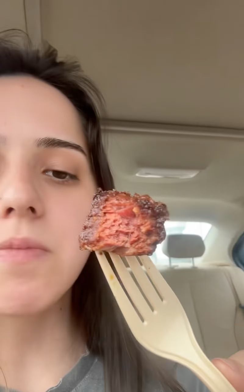 Zonk! Beli Steak di Restoran Malah Mirip Makanan Anjing Gosong