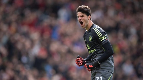MANCHESTER, ENGLAND - OCTOBER 4: Manchester United goalkeeper Senne Lammens celebrates a goal during the Premier League match between Manchester United and Sunderland at Old Trafford on October 4, 2025 in Manchester, England. (Photo by Visionhaus/Getty Images) ***Local Caption*** Senne Lammens