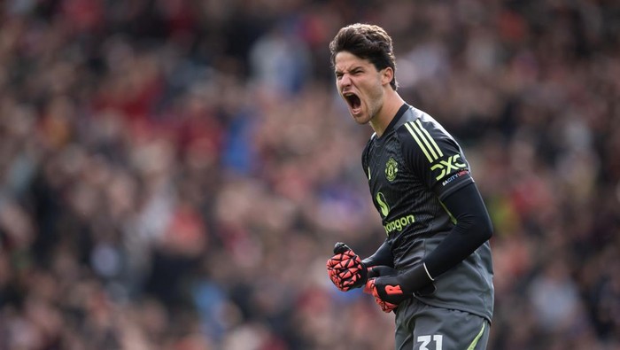 2239261971 MANCHESTER, ENGLAND - OCTOBER 4: Manchester United goalkeeper Senne Lammens celebrates a goal during the Premier League match between Manchester United and Sunderland at Old Trafford on October 4, 2025 in Manchester, England. (Photo by Visionhaus/Getty Images) ***Local Caption*** Senne Lammens
