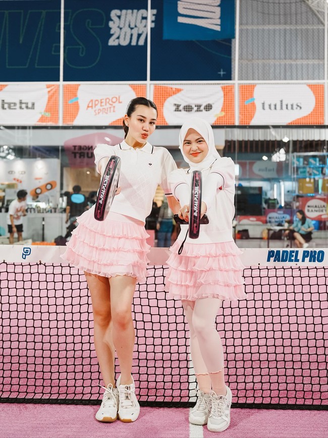 Aaliyah melengkapi tampilannya dengan sneakers putih beraksen gold yang ringan dan fungsional. Foto: Instagram/@aaliyah.massaid