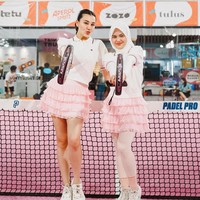 Aaliyah melengkapi tampilannya dengan sneakers putih beraksen gold yang ringan dan fungsional. Foto: Instagram/@aaliyah.massaid