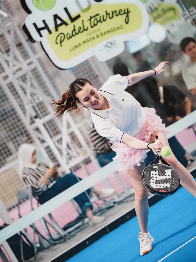 Kombinasi warna putih dan pink pastel membuat keseluruhan tampilan terasa lembut namun tetap eye-catching, cocok untuk gaya padel yang fun. Foto: Instagram/@aaliyah.massaid