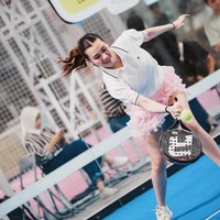 Kombinasi warna putih dan pink pastel membuat keseluruhan tampilan terasa lembut namun tetap eye-catching, cocok untuk gaya padel yang fun. Foto: Instagram/@aaliyah.massaid