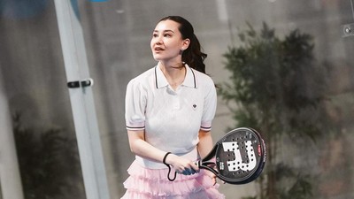 7 Gaya Sporty-Girlie Aaliyah Massaid, Bisa Jadi Inspirasi Outfit Padel