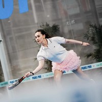 Raket padel berdesain bold hitam-putih ikut memperkuat kesan chic dan modern, melengkapi outfit tanpa kehilangan fungsi. Foto: Instagram/@aaliyah.massaid