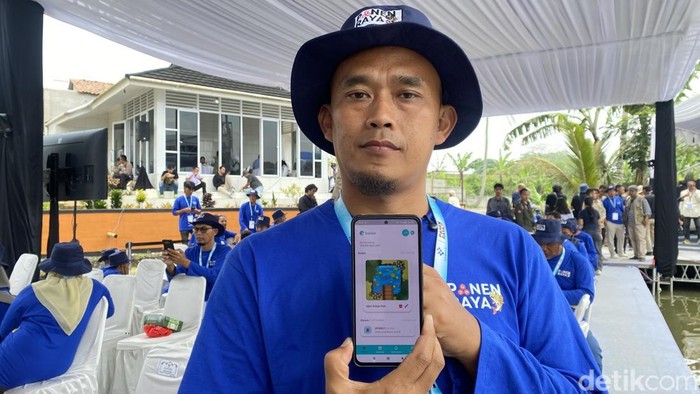 Abdul Agus Salim saat memperlihatkan aplikasi untuk budidaya ikan nila