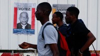Warga terlihat lalu lalang melewati deretan poster kampanye tersebut, menandakan semakin dekatnya pesta demokrasi di negara Afrika Barat itu. REUTERS/Luc Gnago