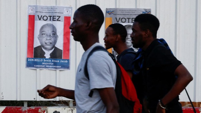 Suasana politik di Pantai Gading mulai memanas menjelang pemilihan presiden yang dijadwalkan berlangsung pada 25 Oktober 2025. Di ibu kota Abidjan, jalanan kini dipenuhi berbagai poster kampanye dari para kandidat yang siap memperebutkan kursi kepemimpinan negara tersebut. REUTERS/Luc Gnago