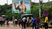 Di ibu kota Abidjan, Pantai Gading, Rabu (15/10/2025), jalanan kini dipenuhi berbagai papan iklan kampanye dari para kandidat yang siap memperebutkan kursi kepemimpinan negara tersebut.REUTERS/Luc Gnago