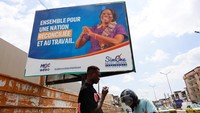 Poster bergambar calon presiden seperti Ahoua Don Mello, Simone Ehivet Gbagbo dari Gerakan Generasi Berkemampuan (MGC), hingga Henriette Lagou Adjoua, tampak menghiasi tembok, tiang listrik, dan papan iklan di berbagai sudut kota. REUTERS/Luc Gnago