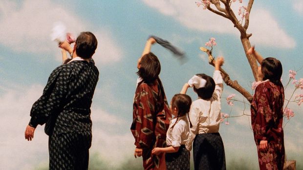Cuplikan adegan dalam film After Life (1998).