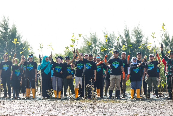 Ahmad Luthfi Pimpin Penanaman Jutaan Bibit Mangrove Secara Serentak