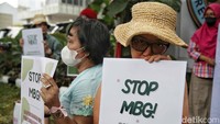 Dalam pernyataannya, Massa menyampaikan keprihatinan dan kemarahan atas terulangnya kasus keracunan massal yang menimpa ribuan anak sekolah akibat konsumsi makanan dari program MBG.