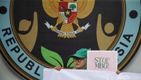 Program yang diklaim sebagai solusi gizi anak sekolah itu justru dianggap menimbulkan krisis baru, mulai dari masalah kesehatan, akuntabilitas, hingga tata kelola negara. Data dari Jaringan Pemantau Pendidikan Indonesia (JPPI) mencatat lebih dari 10.482 anak menjadi korban keracunan makanan MBG di berbagai daerah. Laporan investigasi Project Multatuli juga menemukan bahwa makanan dalam program ini sering kali disiapkan tanpa standar higienis dan menggunakan bahan dengan nilai gizi rendah.