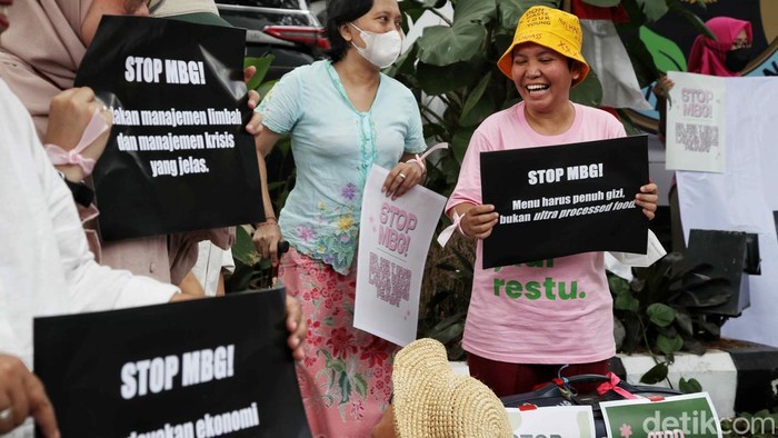 Aksi Emak-emak Serukan Setop Makan Bergizi Gratis di Kantor BGN Sejumlah peserta aksi dari Suara Ibu Indonesia mengangkat poster bertuliskan βHentikan MBG! Anak Kita Layak Pangan Amanβ di depan Kantor Badan Gizi Nasional, Jakarta, Rabu (15/10/2025).
