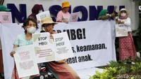 Spanduk berisi tuntutan Suara Ibu Indonesia terpampang di lokasi aksi, menyoroti dugaan kelalaian pemerintah dalam menjaga standar gizi dan kebersihan makanan bagi siswa sekolah.