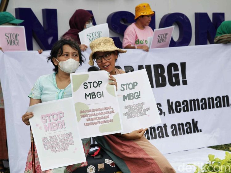 Aksi Emak-emak Serukan Setop Makan Bergizi Gratis di Kantor BGN