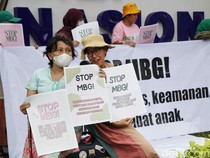 Aksi Emak-emak Serukan Setop Makan Bergizi Gratis di Kantor BGN