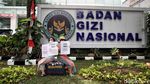 Aksi Emak-emak Serukan Setop Makan Bergizi Gratis di Kantor BGN