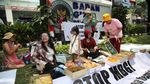 Aksi Emak-emak Serukan Setop Makan Bergizi Gratis di Kantor BGN