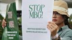 Aksi Emak-emak Serukan Setop Makan Bergizi Gratis di Kantor BGN