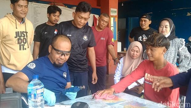 Aktivitas Damkar dan pengalaman Kita Pekalongan saat melepaskan cincin warga, Rabu (15/10).