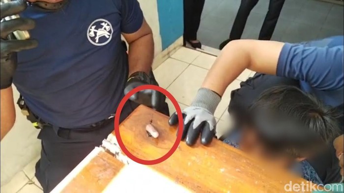 Aktivitas Damkar dan pengalaman Kita Pekalongan saat melepaskan cincin warga, Rabu (15/10).