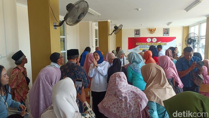 Anggota DPR dan Wawali Probolinggo cek sekolah rakyat.