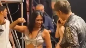 Dress glamor penuh pernak-pernik bikin Anggun kelihatan bak diva sejati dunia. Foto: Instagram Anggun C Sasmi