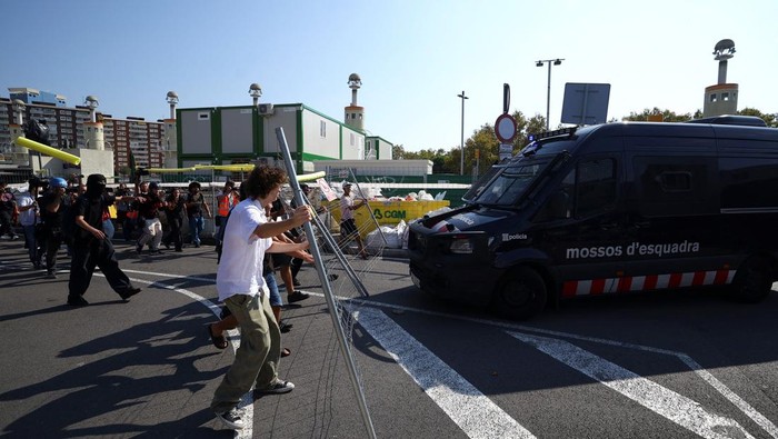 Barcelona memanas pada Selasa (15/10/2025) ketika ribuan pekerja turun ke jalan dalam aksi mogok umum yang diserukan oleh serikat pekerja Spanyol sebagai bentuk solidaritas terhadap warga Palestina di Gaza. REUTERS/Albert Gea