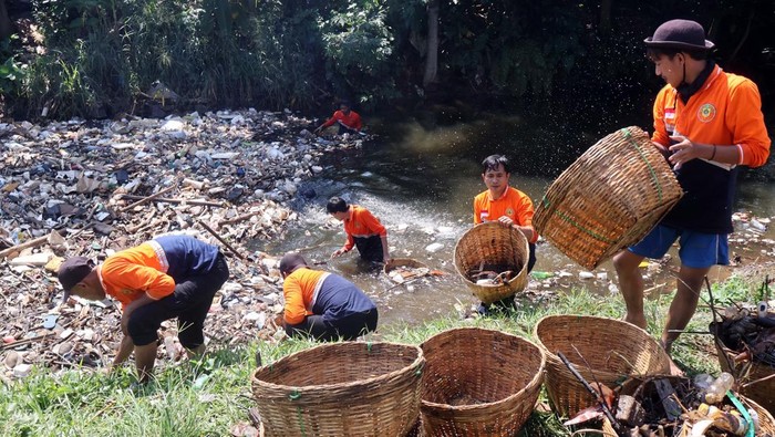 Bersih-Bersih Sungai Cikaret, Sampah Didominasi Limbah Rumah Tangga Petugas Dinas Lingkungan Hidup (DLH) Kabupaten Bogor membersihkan tumpukan sampah di aliran irigasi Sungai Cikaret, Cibinong, Kabupaten Bogor, Jawa Barat, Selasa (14/10/2025). Menurut petugas DLH, pembersihan sampah yang berasal dari limbah rumah tangga yang telah menumpuk selama tiga bulan di aliran Sungai Cikaret tersebut ditaregetkan selesai tiga hari kedepan guna mencegak terjadinya banjir dan mengajak masyarakat agar pedili terhadap lingkungan. ANTARA FOTO/Yulius Satria Wijaya/YU