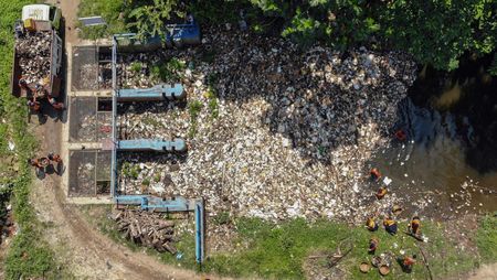 Bersih-Bersih Sungai Cikaret, Sampah Didominasi Limbah Rumah Tangga