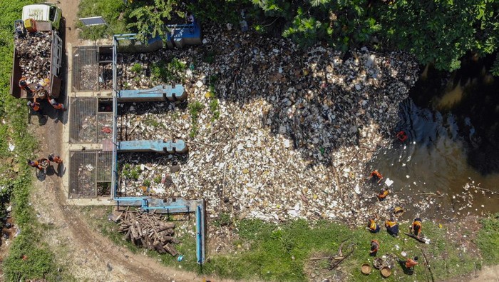 Bersih-Bersih Sungai Cikaret, Sampah Didominasi Limbah Rumah Tangga Petugas Dinas Lingkungan Hidup (DLH) Kabupaten Bogor membersihkan tumpukan sampah di aliran irigasi Sungai Cikaret, Cibinong, Kabupaten Bogor, Jawa Barat, Selasa (14/10/2025). Menurut petugas DLH, pembersihan sampah yang berasal dari limbah rumah tangga yang telah menumpuk selama tiga bulan di aliran Sungai Cikaret tersebut ditaregetkan selesai tiga hari kedepan guna mencegak terjadinya banjir dan mengajak masyarakat agar pedili terhadap lingkungan. ANTARA FOTO/Yulius Satria Wijaya/YU