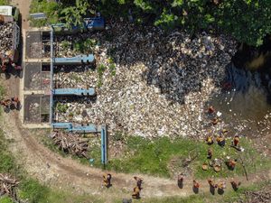 Bersih-Bersih Sungai Cikaret, Sampah Didominasi Limbah Rumah Tangga