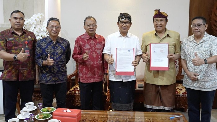 Bupati Badung I Wayan Adi Arnawa dan Gubernur Wayan Koster memanggil manajemen GWK di Rumah Jabatan Gubernur Bali di Denpasar, Selasa (14/10/2025). (Foto: Dok. Pemkab Badung)