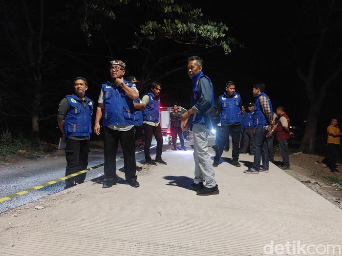 Bupati Cirebon, Imron saat meninjau progres perbaikan jalan di Cirebon Timur