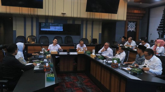 Bupati Mojokerto saat rapat hasil studi kelayakan lokasi puspem baru