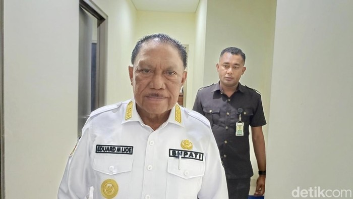 Bupati TTS, Bupati Eduard Markus Lioe, saat diwawancarai di Kupang, NTT.