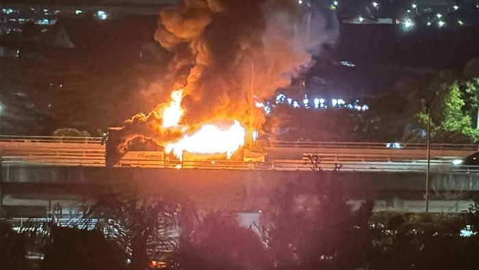 Bus terbakar di tol wilayah Jakut
