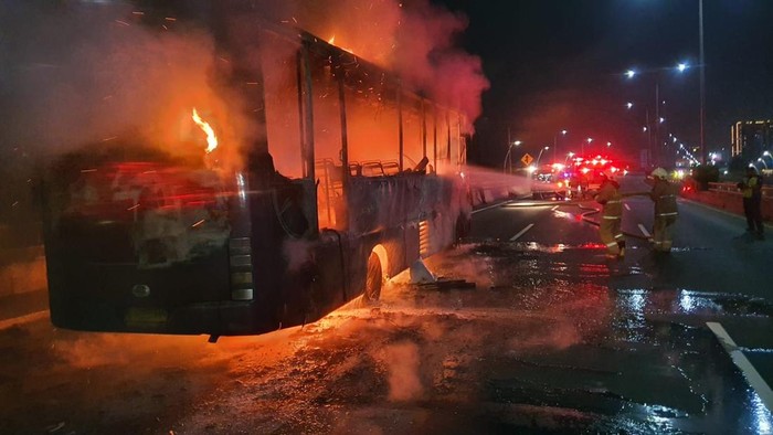 Bus terbakar di tol wilayah Kelapa Gading, Jakut
