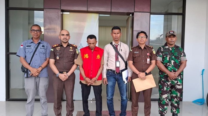 Cabjari Seram Bagian Timur di Geser menahan mantan Pejabat Kades Kota Siri terkait dugaan korupsi dana desa Rp 1,5 miliar.


.(dok istimewa)