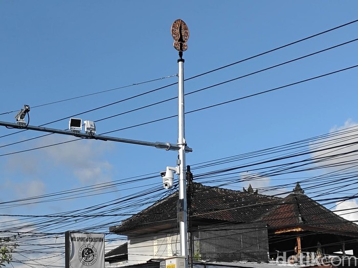 CCTV berteknologi canggih yang terpasang di kawasan simpang tiga Werdi Bhuwana, Kecamatan Mengwi CCTV berteknologi canggih yang terpasang di kawasan simpang tiga Werdi Bhuwana, Kecamatan Mengwi