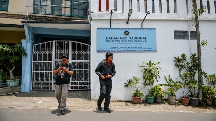 Dapur Gizi Cisarua Ditutup Sementara Usai Siswa Keracunan Massal Petugas Dinas Kesehatan Provinsi Jawa Barat mengunjungi fasilitas Satuan Pelayanan Pemenuhan Gizi (SSPG) Dapur Panyandaan, Cisarua, Kabupaten Bandung Barat, Jawa Barat, Rabu (15/10/2025). Pemerintah Kabupaten Bandung Barat menutup sementara SPPG Panyandaan yang diduga menjadi penyebab keracunan massal siswa di Kecamatan Cisarua hingga keluarnya hasil uji laboratorium dan evaluasi dari Badan Gizi Nasional (BGN). ANTARA FOTO/Raisan Al Farisi/rwa.