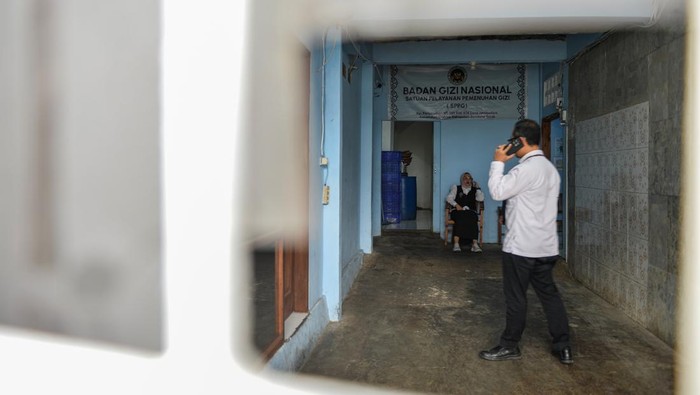 Dapur Gizi Cisarua Ditutup Sementara Usai Siswa Keracunan Massal Petugas Dinas Kesehatan Provinsi Jawa Barat mengunjungi fasilitas Satuan Pelayanan Pemenuhan Gizi (SSPG) Dapur Panyandaan, Cisarua, Kabupaten Bandung Barat, Jawa Barat, Rabu (15/10/2025). Pemerintah Kabupaten Bandung Barat menutup sementara SPPG Panyandaan yang diduga menjadi penyebab keracunan massal siswa di Kecamatan Cisarua hingga keluarnya hasil uji laboratorium dan evaluasi dari Badan Gizi Nasional (BGN). ANTARA FOTO/Raisan Al Farisi/rwa.